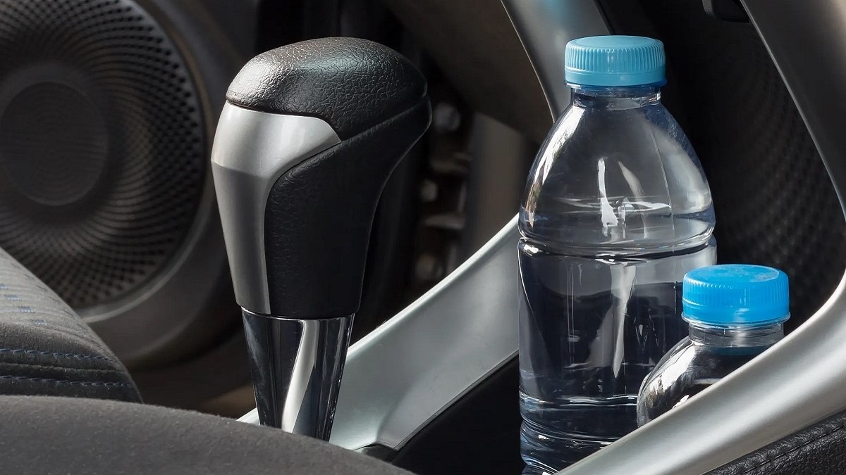 Bere l'acqua lasciata in auto: è sicuro o no?