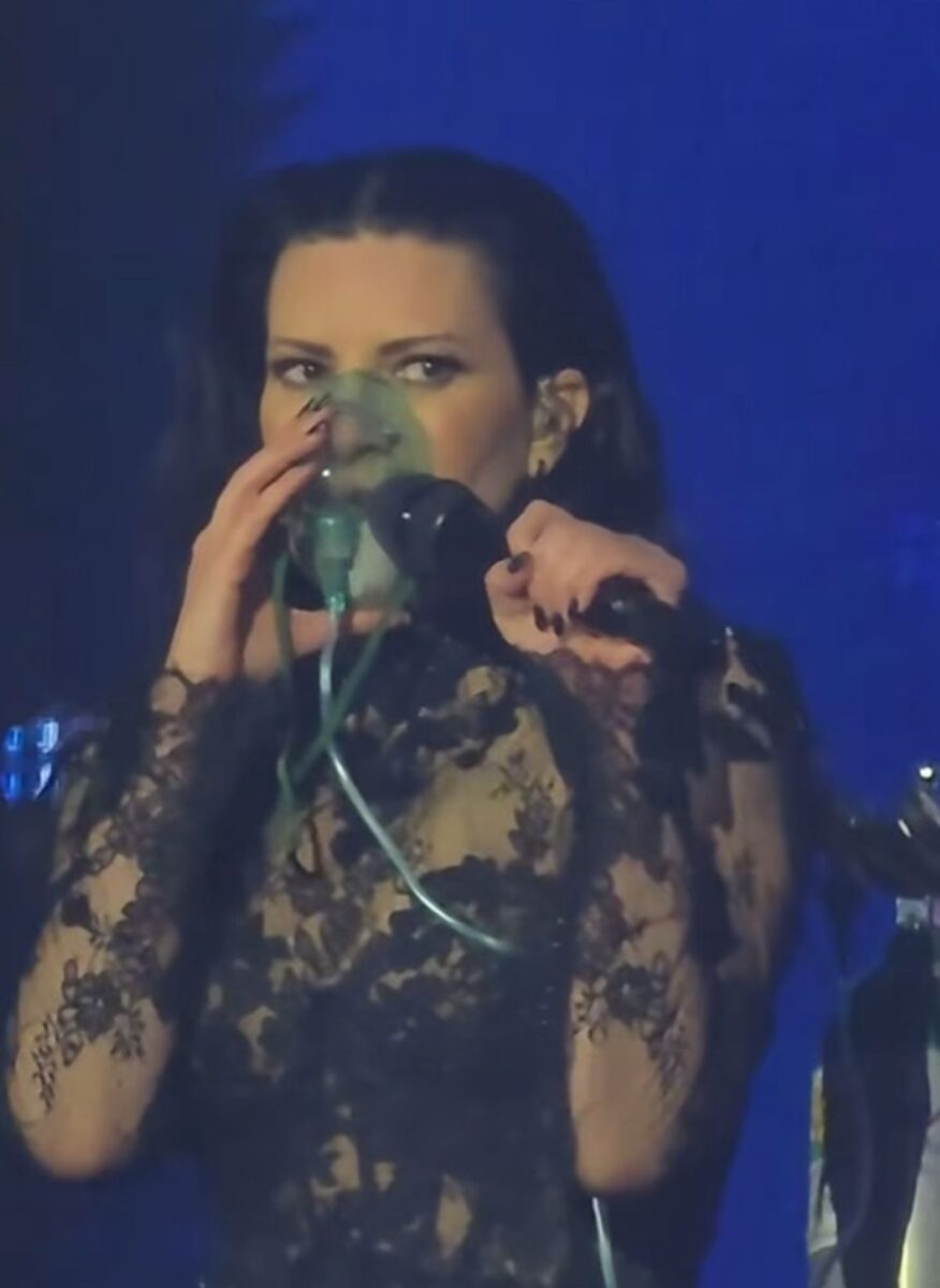 pausini concerto maschera ossigeno