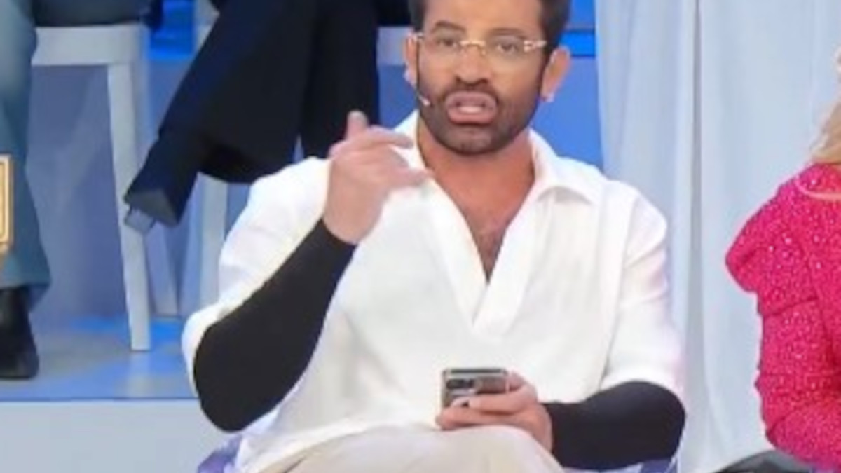 Gianni Sperti a Uomini e Donne con maniche lunghe sotto la maglietta