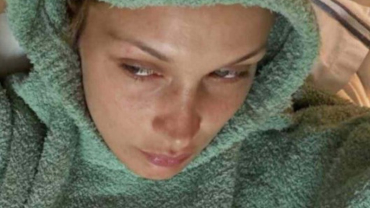 Il duro annuncio di Bella Hadid sulla sua malattia
